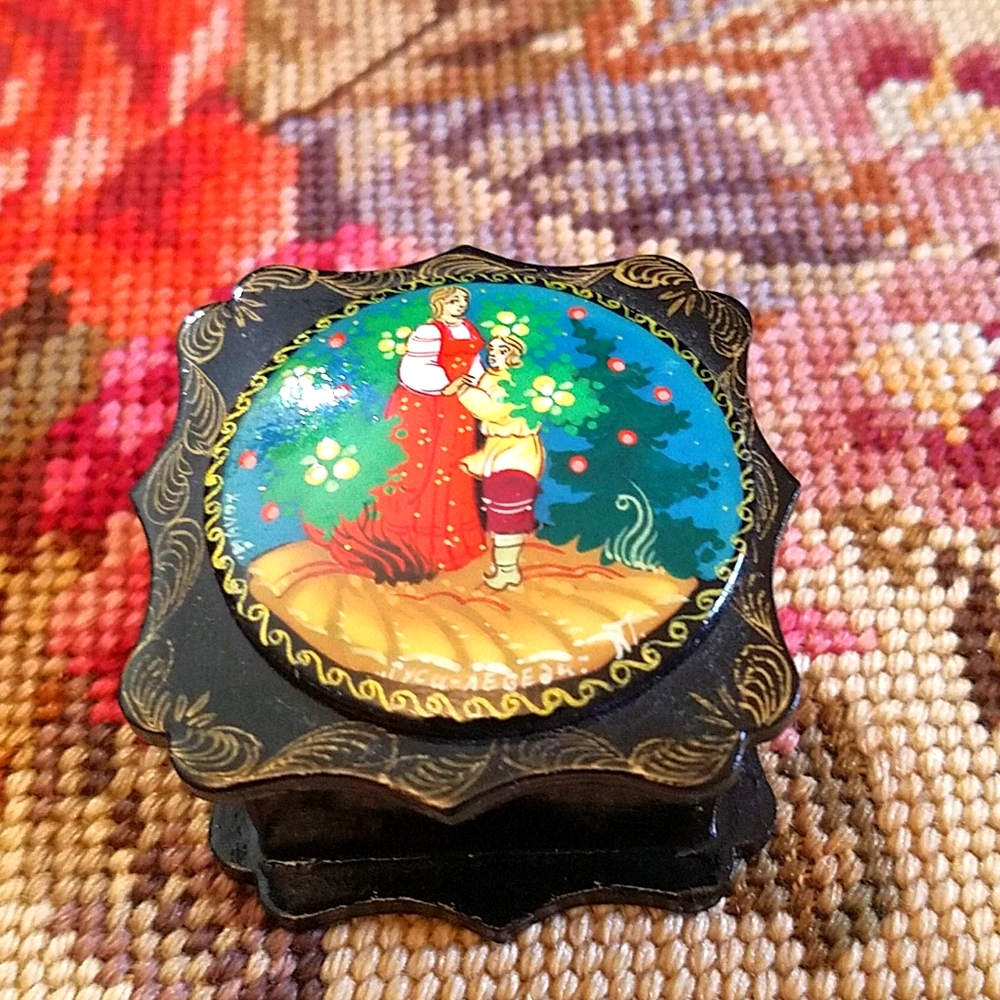 RUSSIAN BLACK BOX  WITH ENAMELED PAINTED SCENE